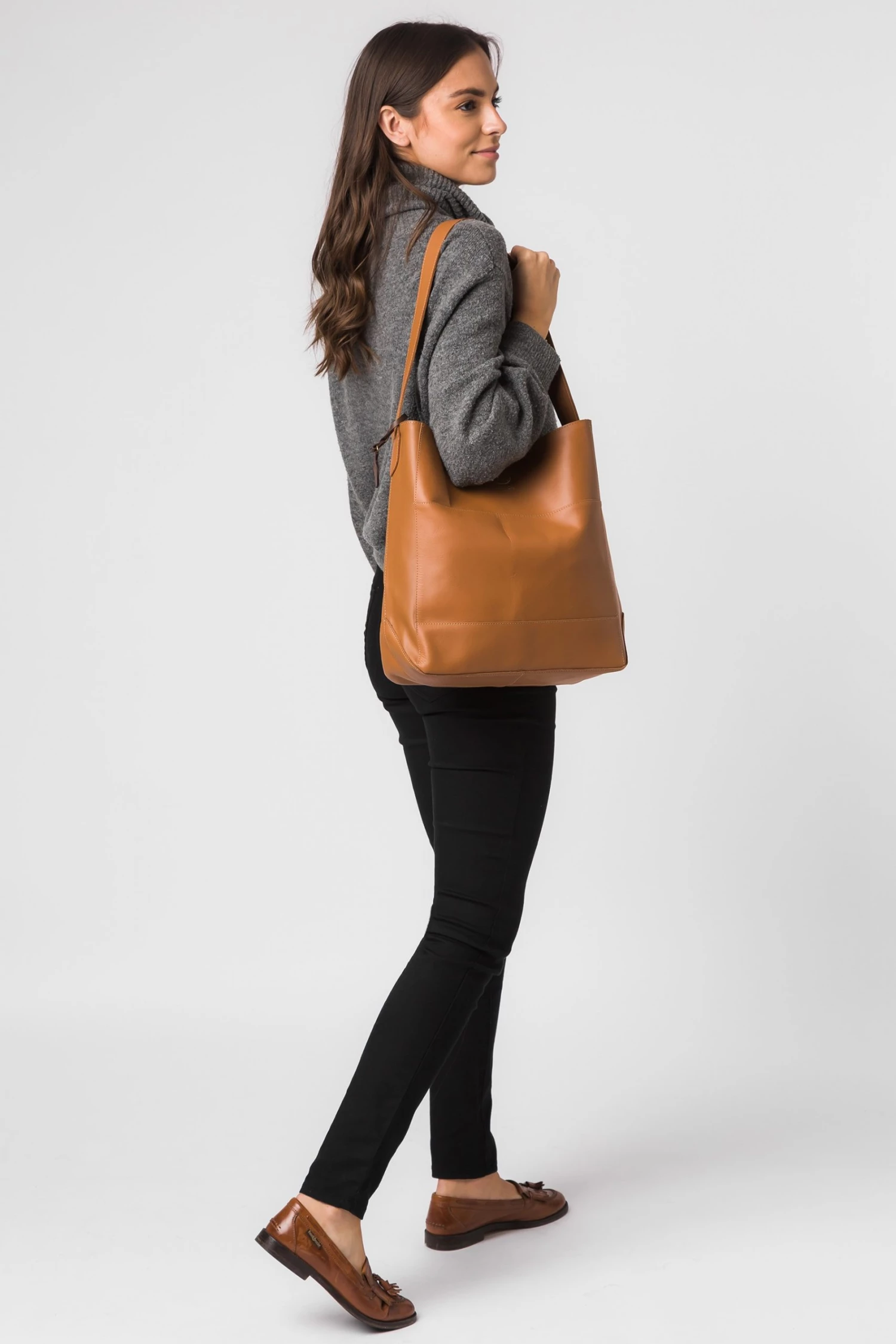 Conkca Reynolds Vegetable-Tanned Leather Shoulder Bag Jet Black - Image 5